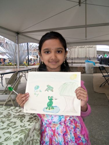 frog-art-and-habitat-displayed-by-girl