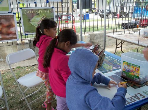 Kids creating frogart at WPLIVE