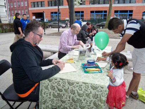 children-and-adults-draw-frogs