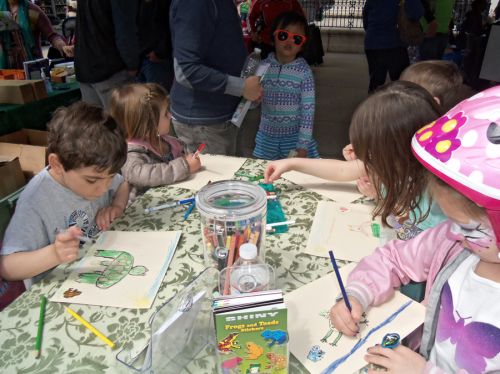 children drawing frogs