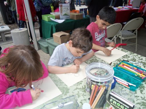 3-kids-draw-frogs